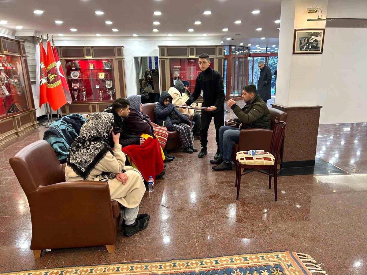 MSB: "Depremden etkilenen vatandaşlarımız, 2\'nci Ordu Komutanlığımıza ait kışlalarda misafir ediliyor.