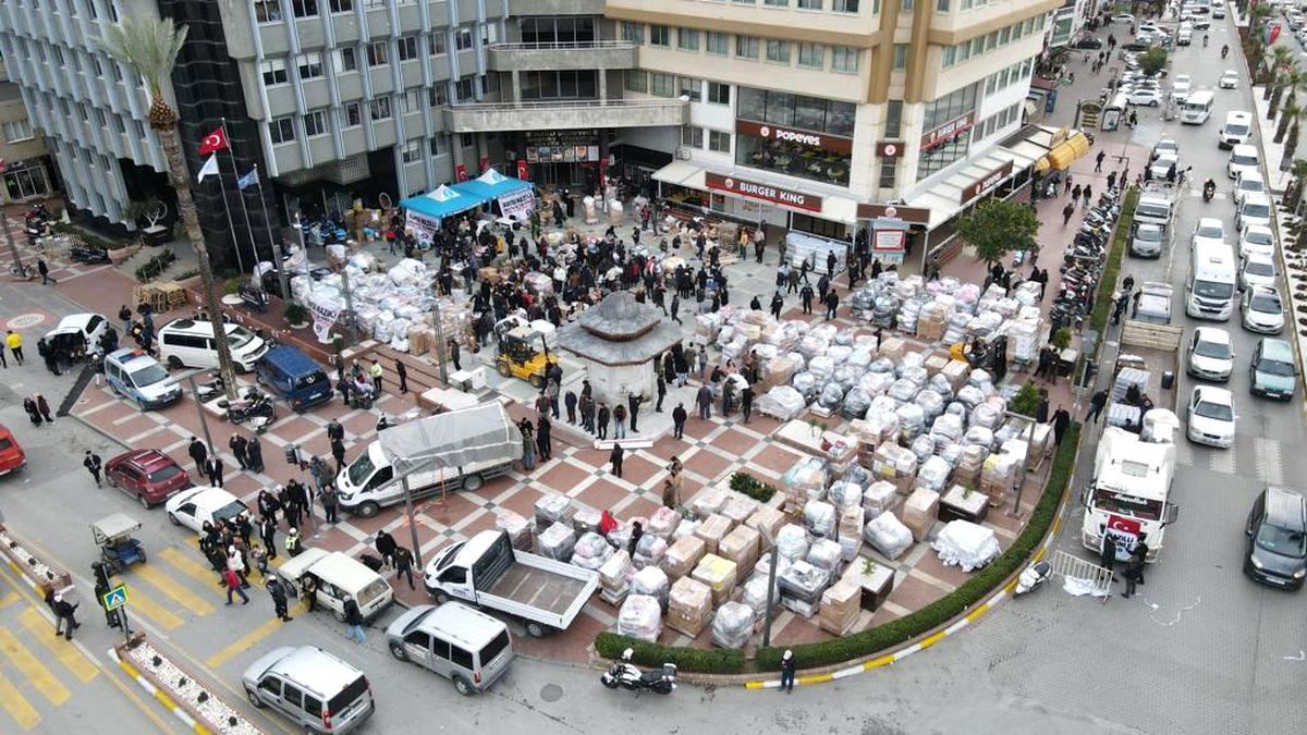 Nazilli\'de 5 tır ve 2 kamyon dolusu yardım malzemesi toplandı