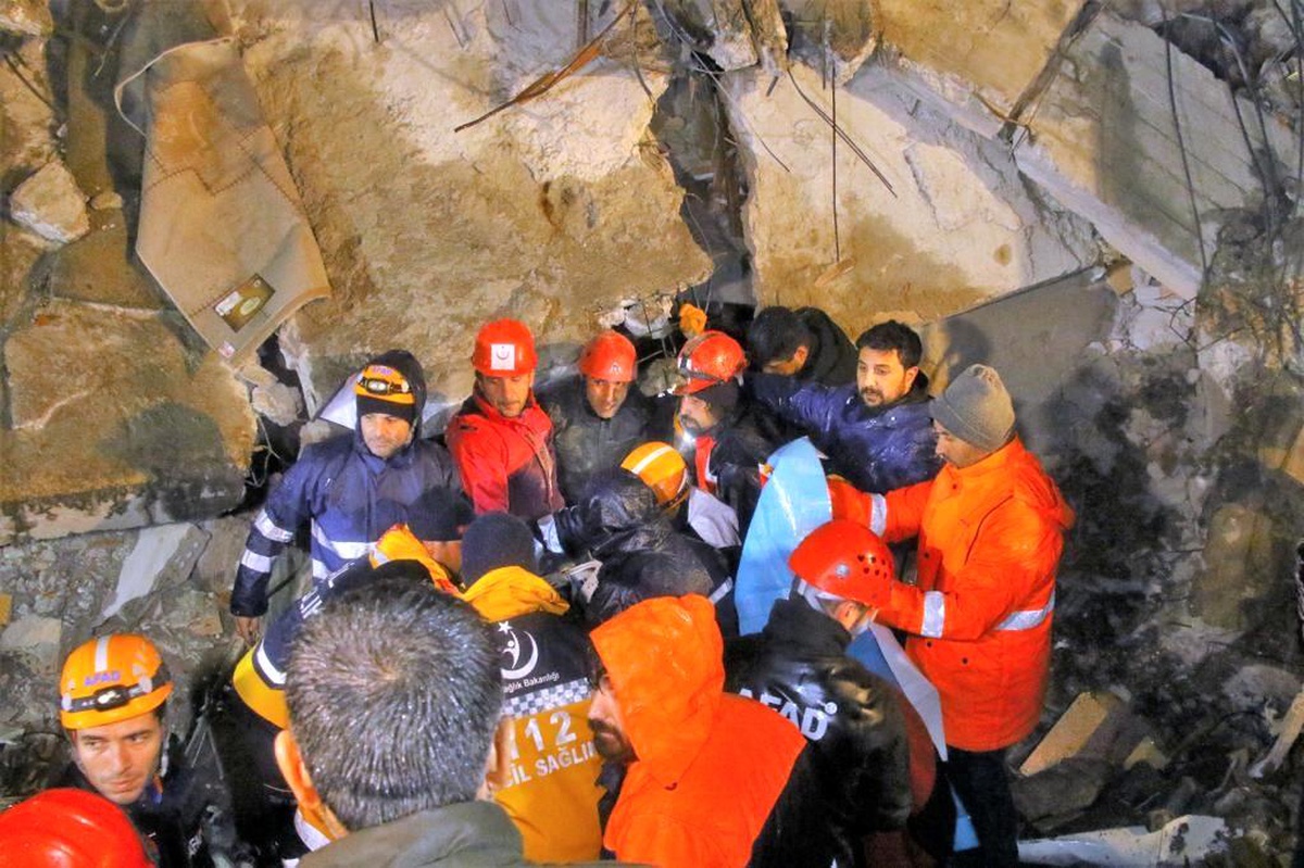 Osmaniye\'de depremde enkaz altında kalan Doğan Akçakaya, 15 saatin ardından ağır yaralı olarak enkaz altından çıkartıldı.