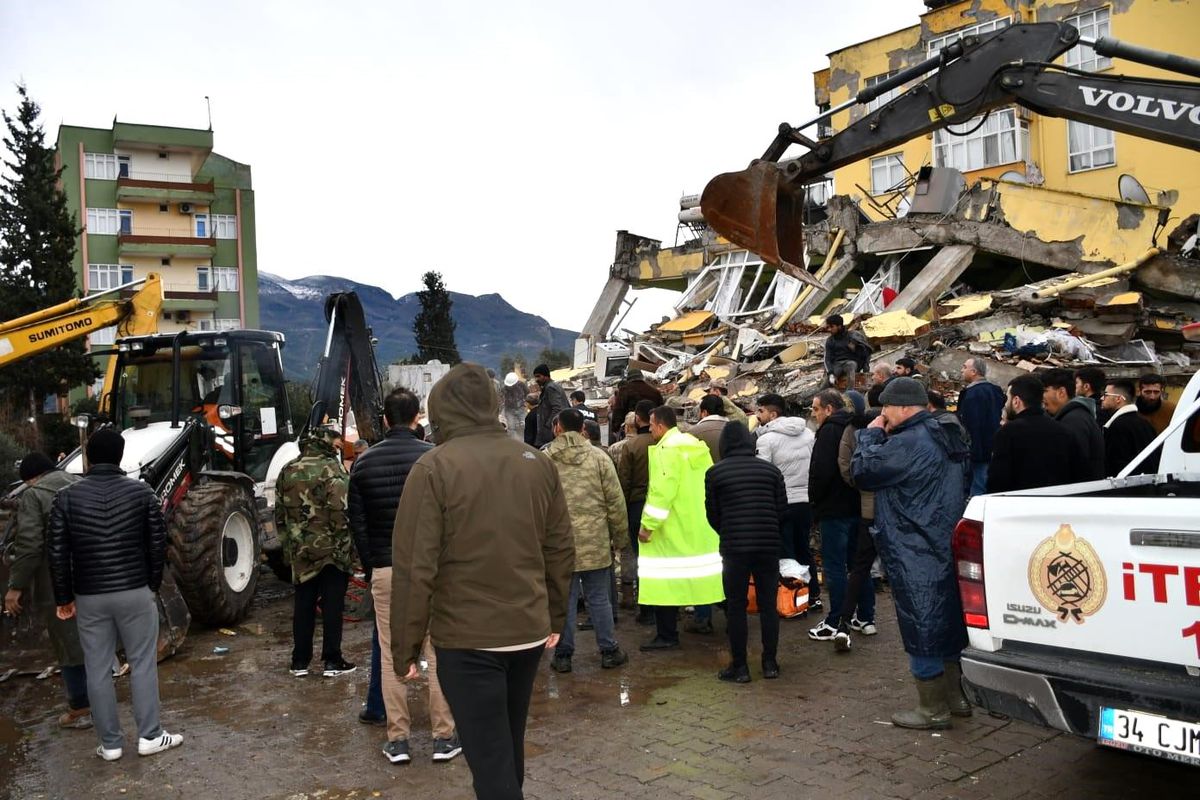 Payas\'ta depremde yıkılan binanın enkazında kalan 14 kişinin cansız bedenine ulaşıldı