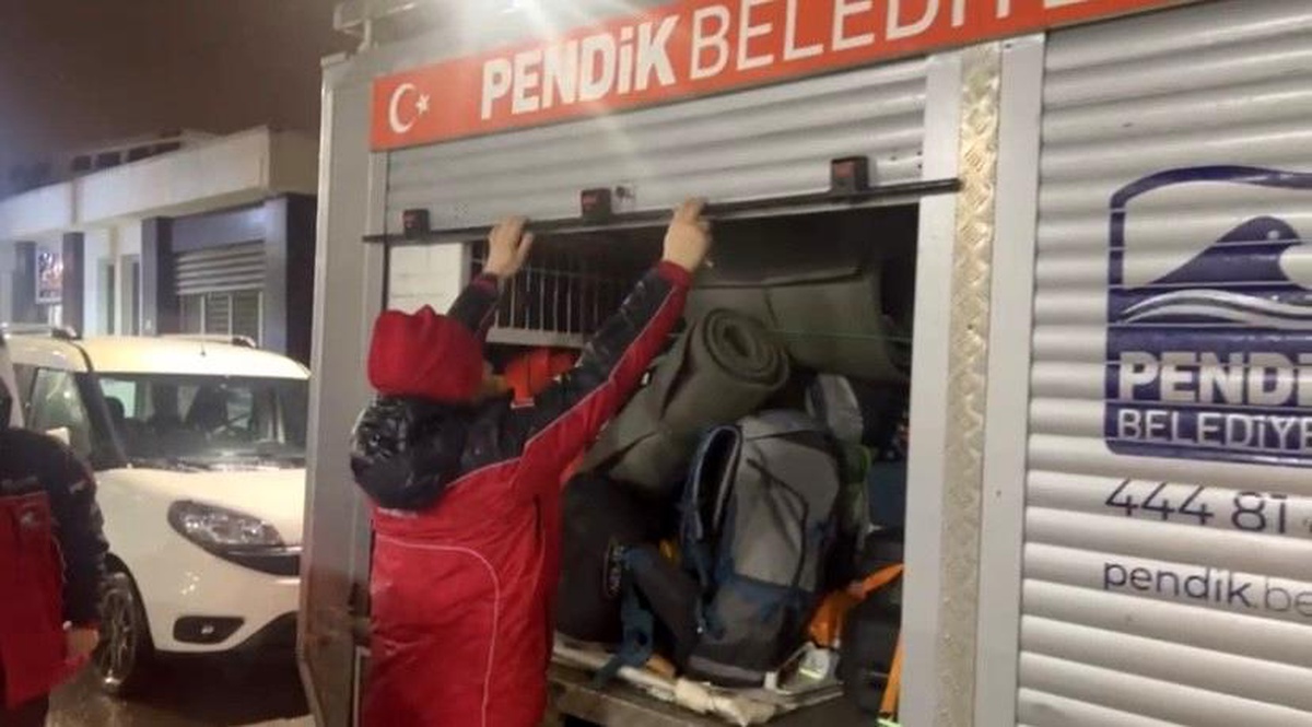 Pendik\'ten arama kurtarma ekipleri deprem bölgesine gönderildi