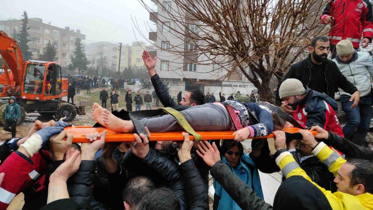 Şanlıurfa\'da enkaz altından 2 kişi böyle kurtarıldı