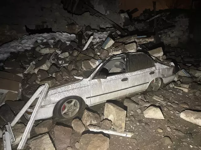 Son Dakika! 10 ili etkileyen depremde 76 vatandaşımız hayatını kaybetti, 440 kişi yaralandı