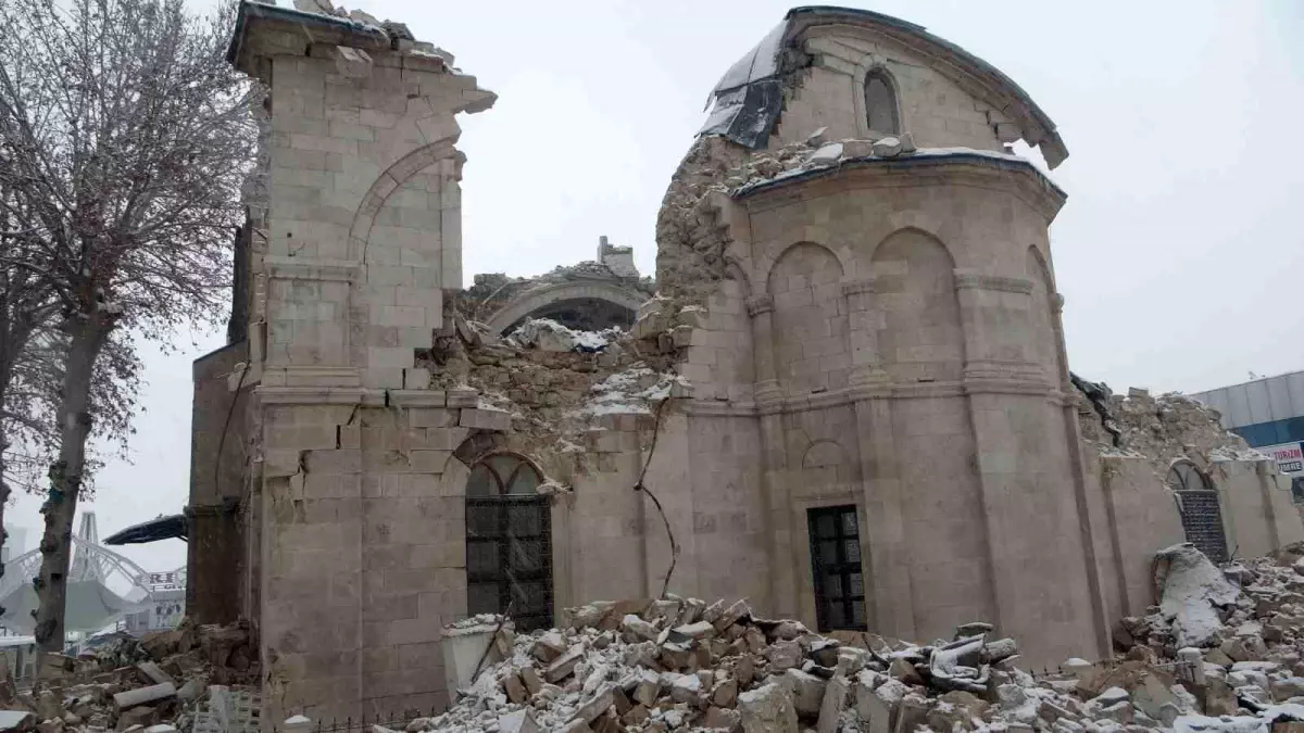 Tarihi cami depremde yıkıldı