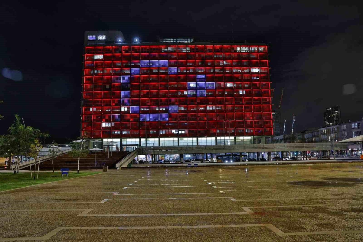 Tel Aviv\'de belediye binasına Türk bayrağı silüeti yansıtıldı