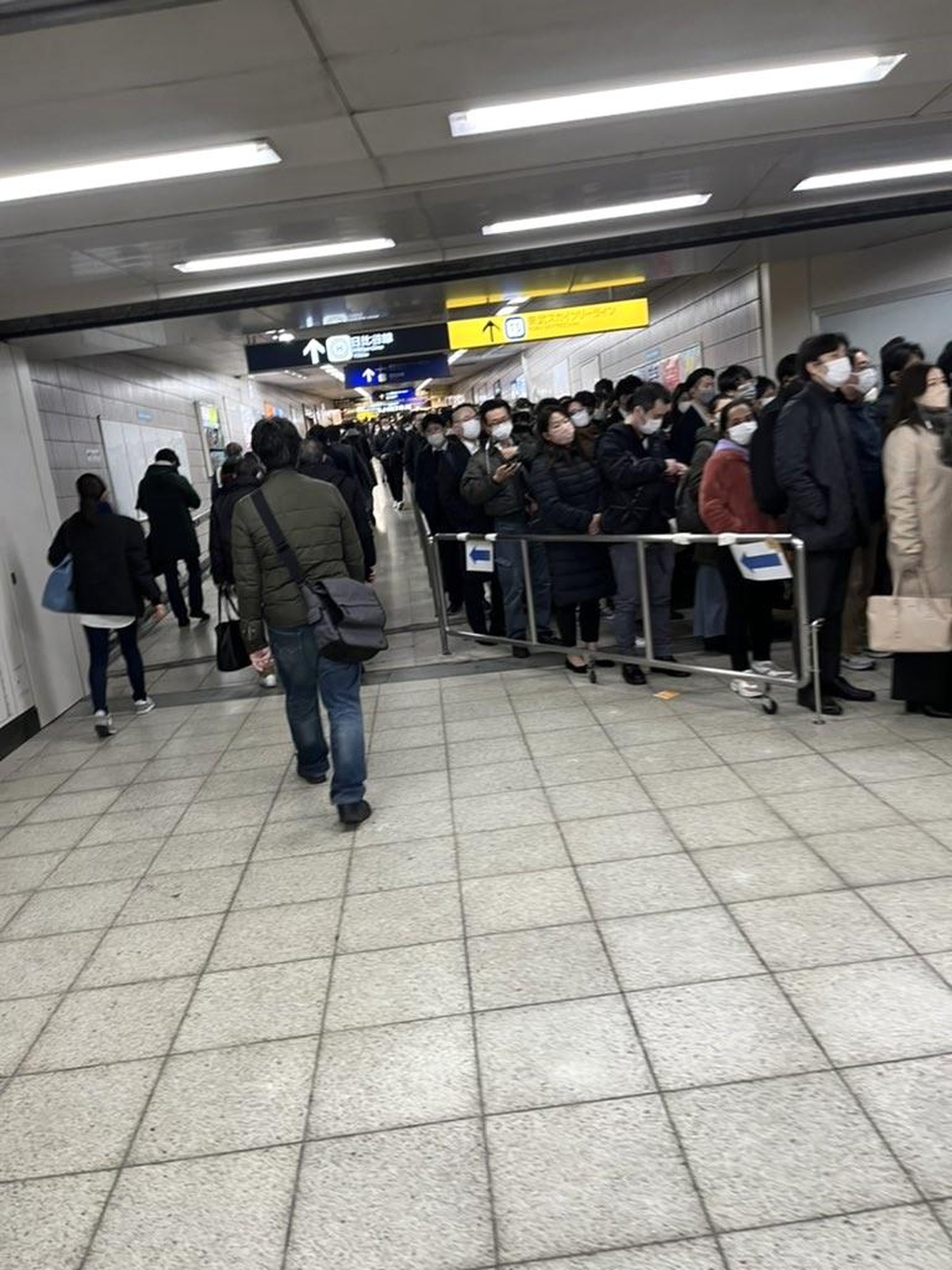 Tokyo Metrosu\'nda şüpheli madde alarmı