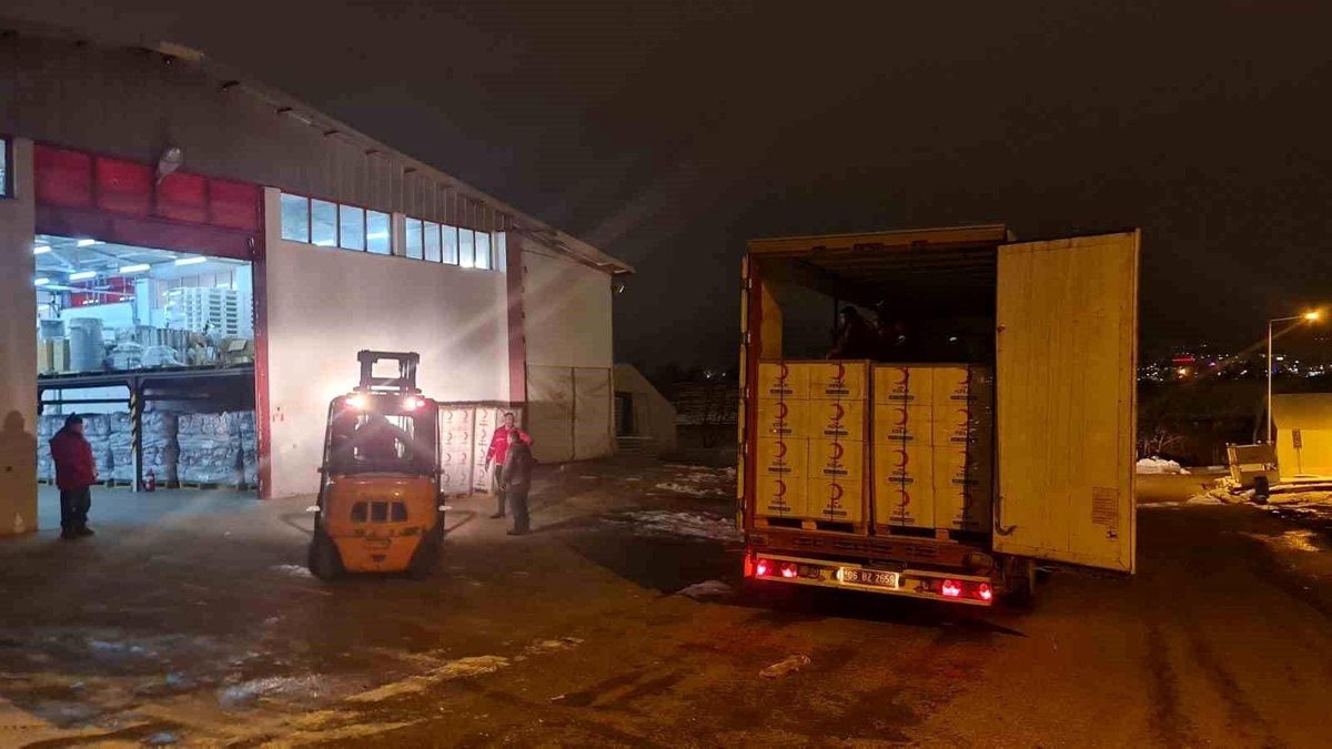 Türk Kızılay\'ı Manisa Şubesinden deprem bölgesine aralıksız sevkiyat