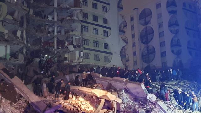 Türkiye güne acı uyandı! İşte 7,4 şiddetindeki depremin vurduğu 11 ilimizden yürek yakan kareler