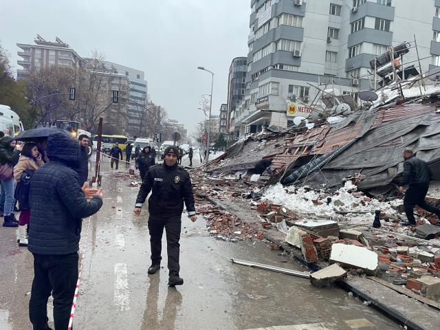Türkiye güne acı uyandı! İşte 7,4 şiddetindeki depremin vurduğu 11 ilimizden yürek yakan kareler