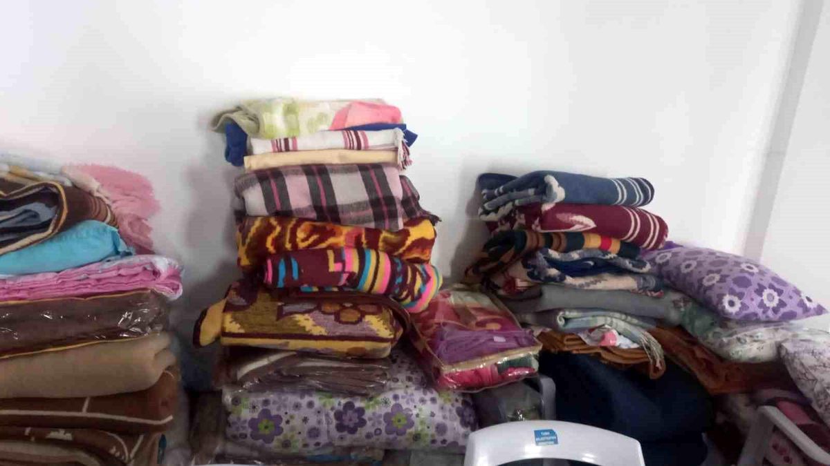 Tuşba Emekçi Kadınlar Destek Platformu\'ndan depremzedelere giyim ve gıda yardımı
