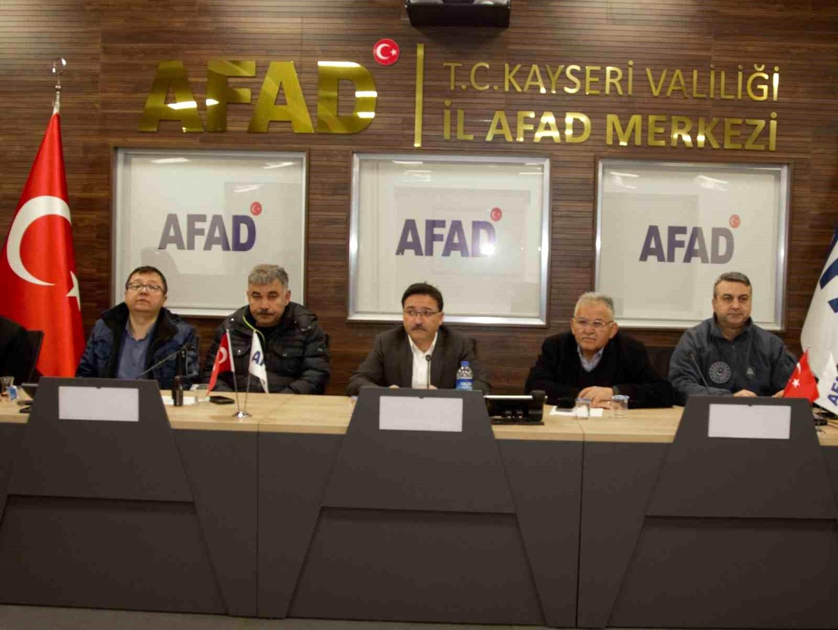 Vali Çiçek ve Başkan Büyükkılıç\'tan deprem yardımlarına ilişkin açıklama