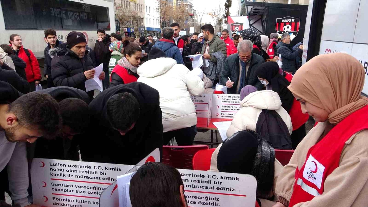 Van\'da depremzedeler için kan bağışı kuyruğu