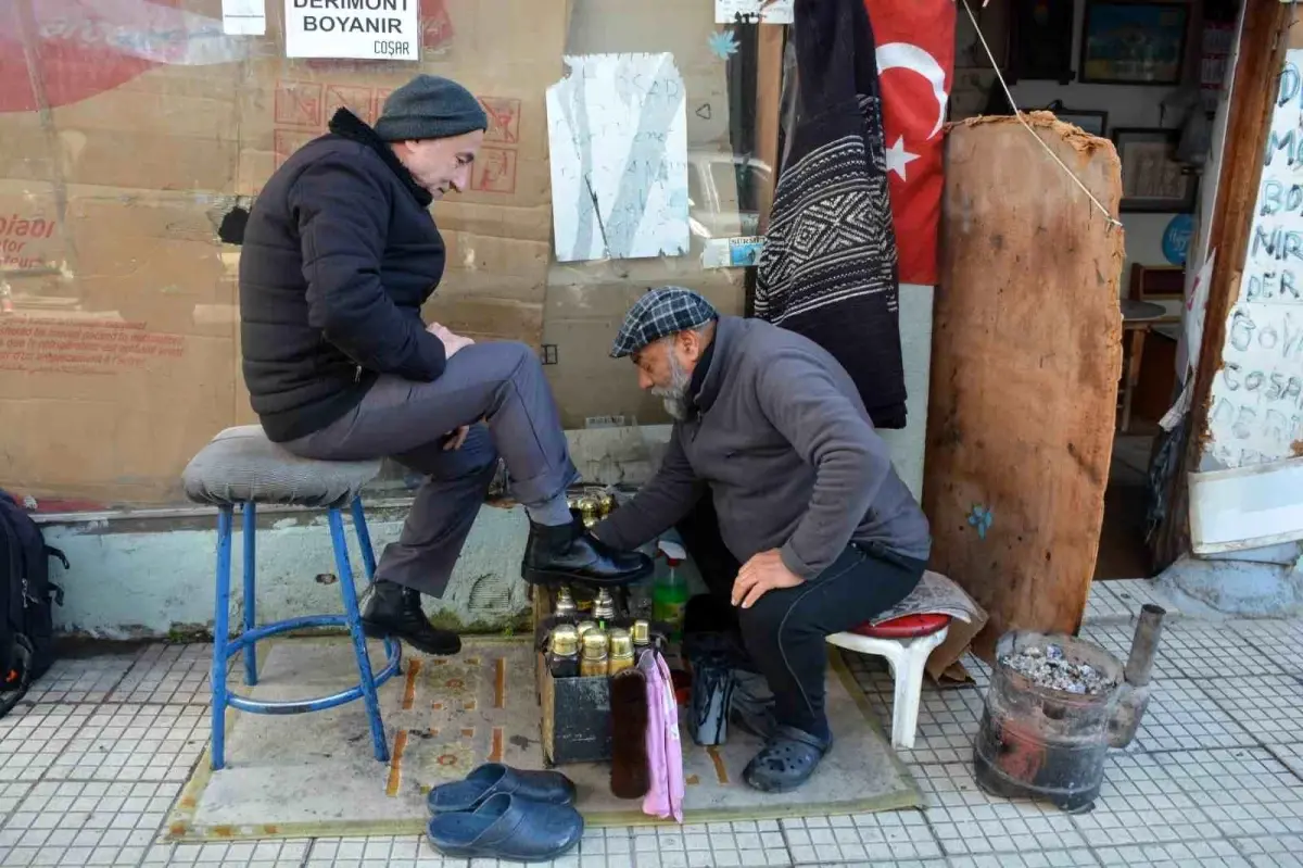 Yaz kış demeden 55 yıldır kaldırımda ayakkabı boyuyor