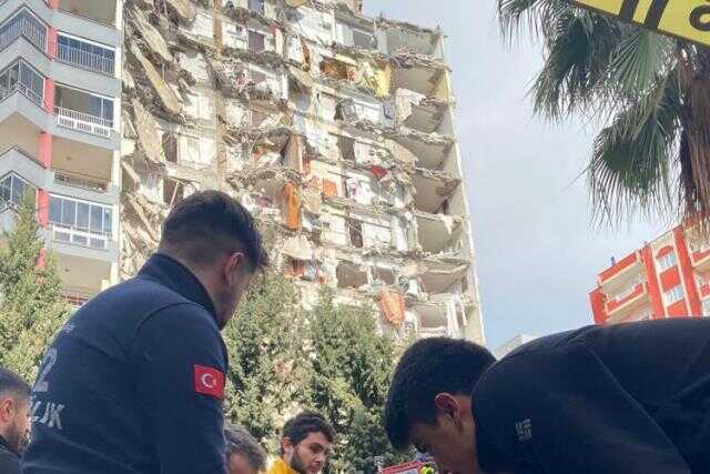 Yeni deprem 12 katlı binayı yıktı, yan bloktaki mahsur kalanlar kurtarılıyor Yeni deprem 12 katlı binayı yıktı, yan bloktaki mahsur kalanlar kurtarılıyor
