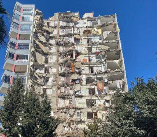 Yeni deprem 12 katlı binayı yıktı, yan bloktaki mahsur kalanlar kurtarılıyor Yeni deprem 12 katlı binayı yıktı, yan bloktaki mahsur kalanlar kurtarılıyor