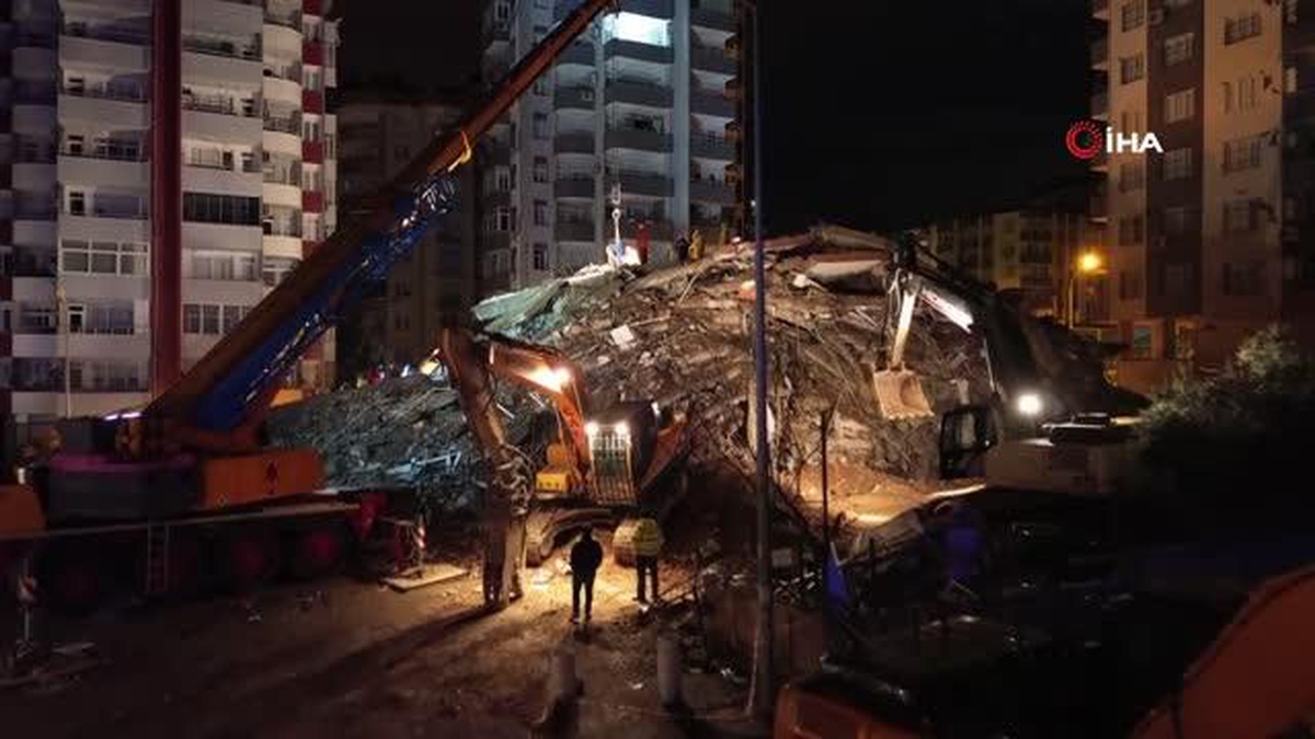 Yıkılan 14 katlı binadaki kurtarma çalışması devam ediyor