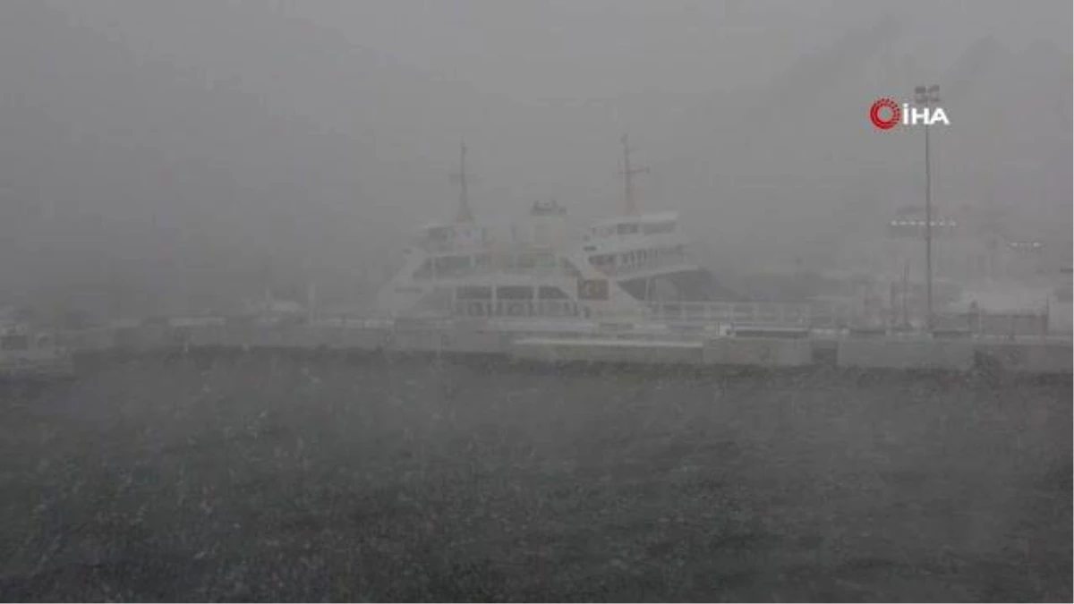 Yoğun kar yağışı nedeniyle Çanakkale-Kilitbahir seferleri durduruldu