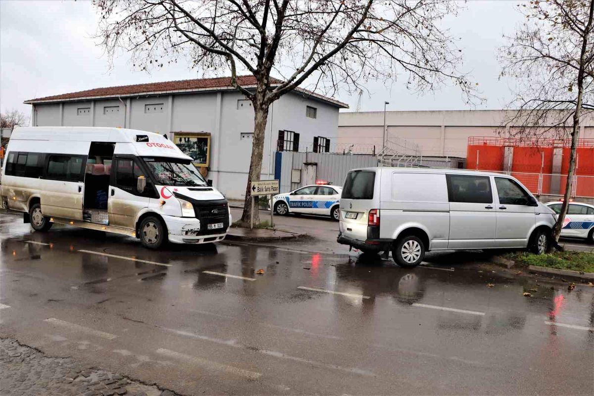 Yolcu minibüsü ile ticari araç çarpıştı: 1 yaralı