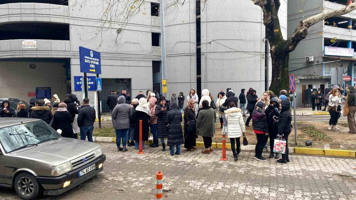 Zonguldak\'ta vatandaşlar deprem paniğiyle sokağa koştu
