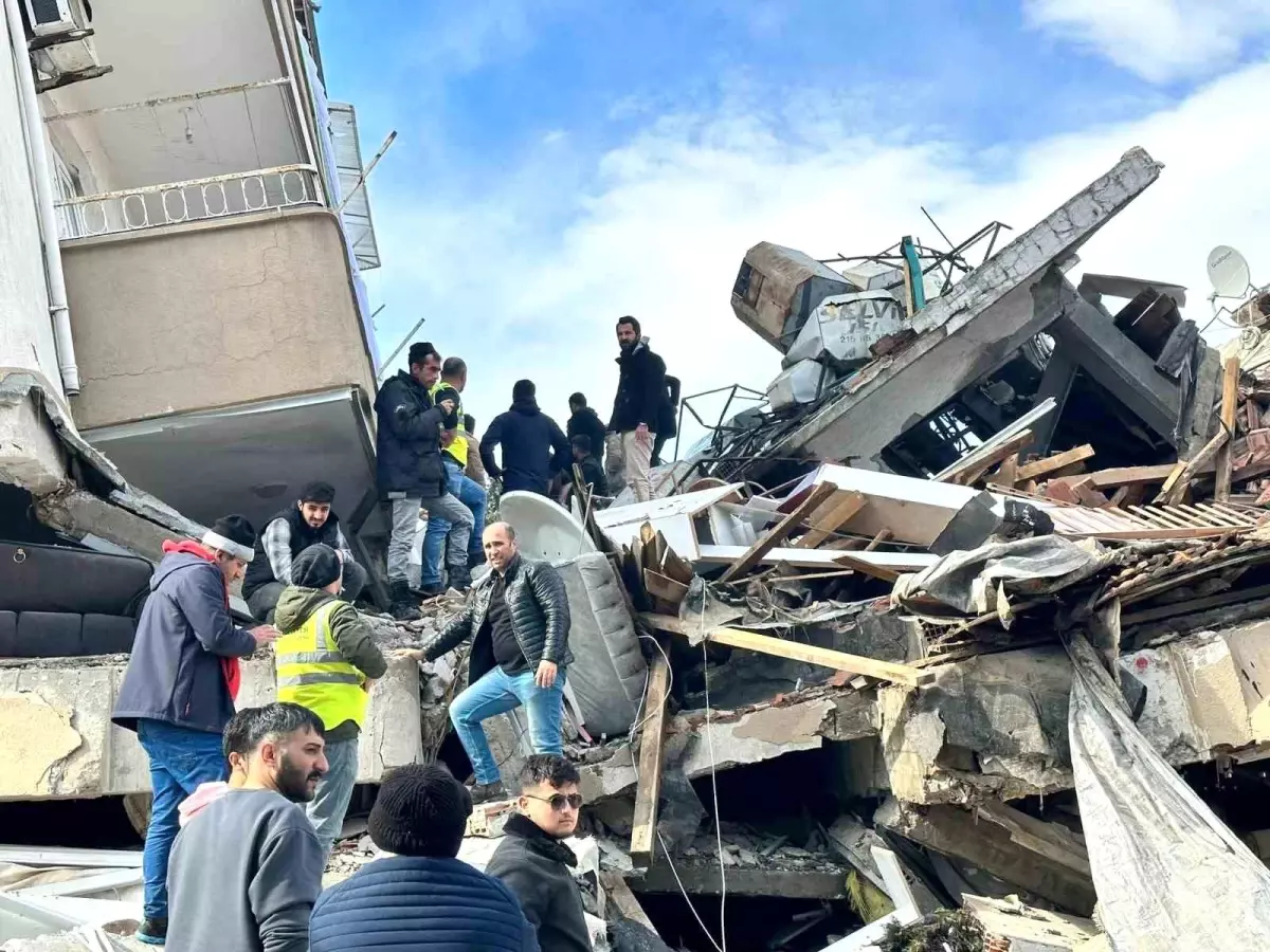 13 yaşındaki Göknur Bayraktar enkazdan çıkarıldı