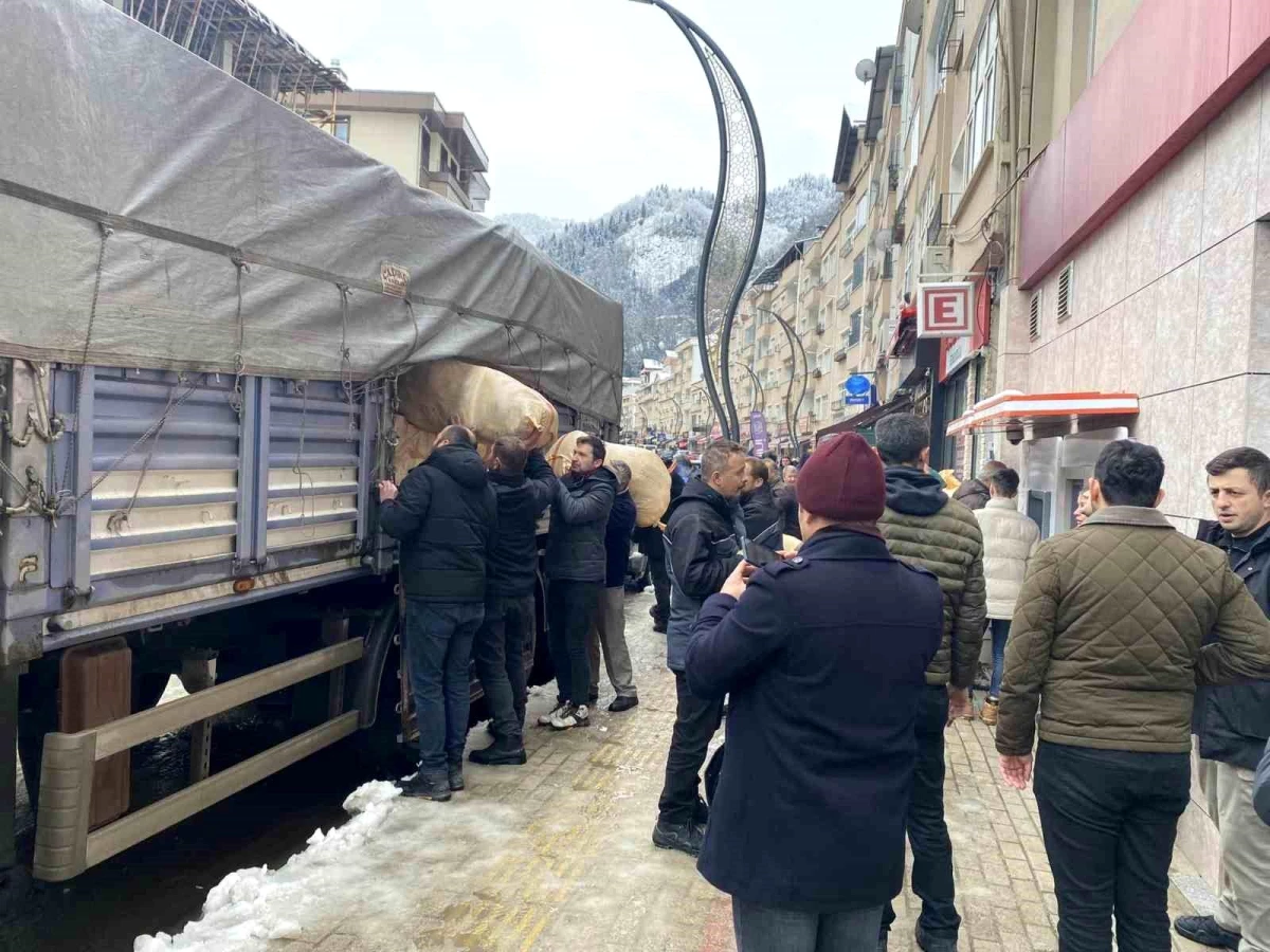 2 yıl önce sel felaketi yaşayan Dereli deprem bölgesine yardım için "Şimdi sıra bizde" dedi