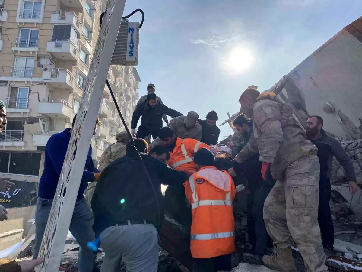 30 saat sonra enkazdan sağ çıktı, 2 çocuğu hayatını kaybetti