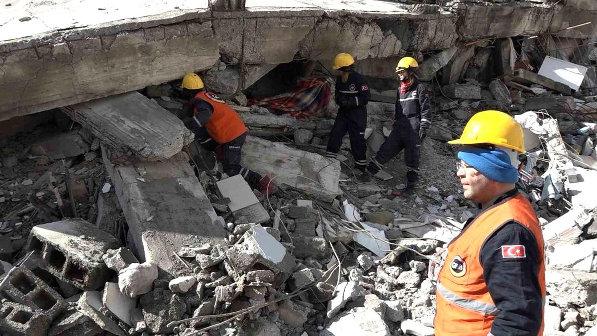 32 saat boyunca enkazda türkü söyleyerek moralini yüksek tuttu