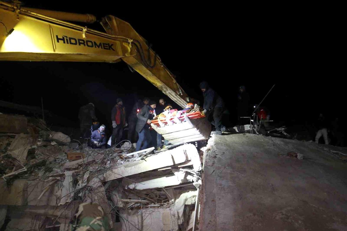 40 saatin sonunda tekbirlerle kurtarılan kardeşler enkazdan kepçeyle indirildi