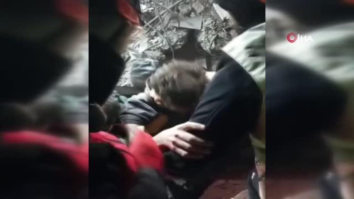 40 saatin sonunda tekbirlerle kurtarılan kardeşler enkazdan kepçeyle indirildi