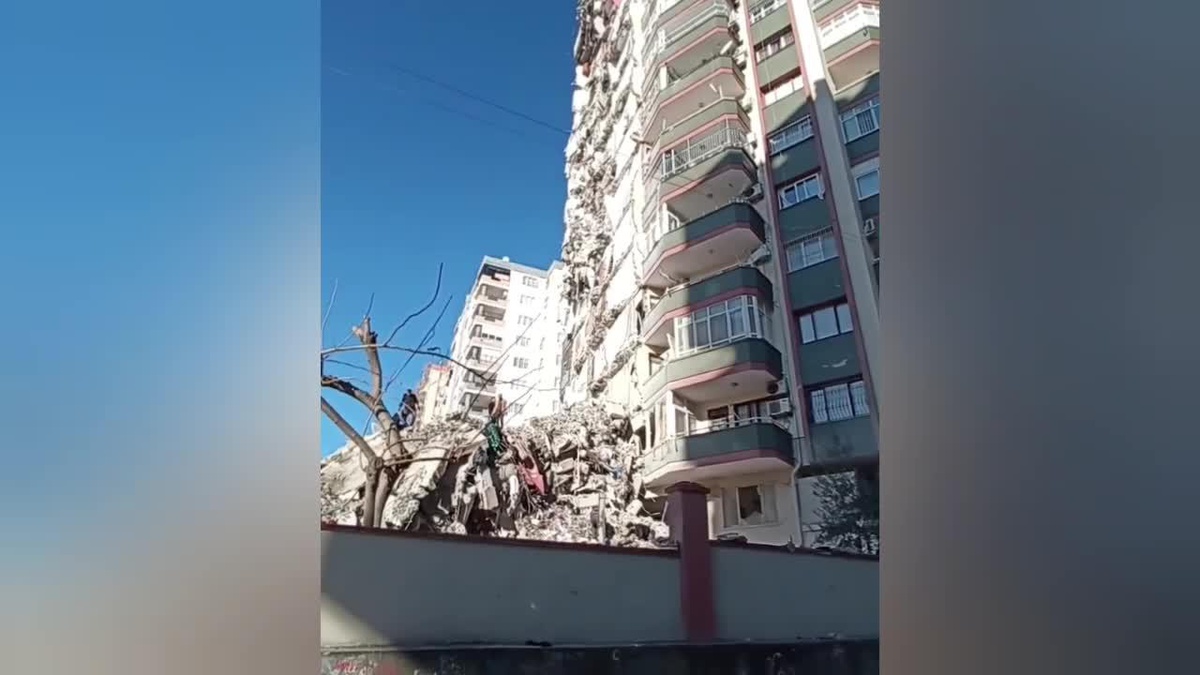 7.7 Büyüklüğündeki Deprem 10 İli Vurdu… Adana\'da Yakınları Enkaz Altında Olan Vatandaş Yardım Bekliyor