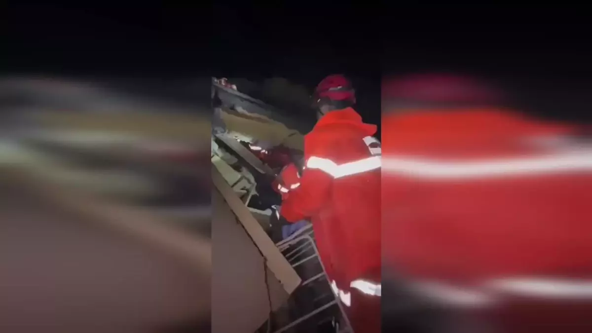 İTFAİYE PERSONELİ GÖÇÜK ALTINDAKİ BEBEĞİ \'TAMAM KUZUM, GİDELİM\' DİYE KURTARDI