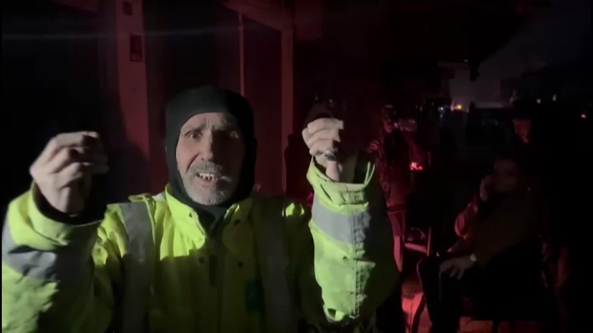 7.7 Büyüklüğündeki Deprem 10 İli Vurdu… Hatay Kırıkhan'da Yardım Bekleyen Vatandaş: '7 Tane Cenaze Var. Elimizle Kazıdık. Allah'tan Korkun'