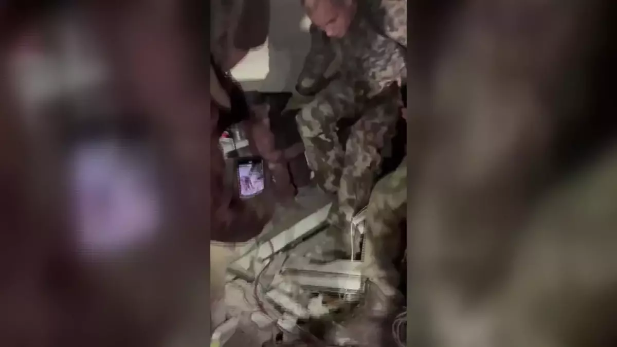 7,7 Büyüklüğündeki Deprem 10 İli Vurdu… İstanbul Polisi, Hatay\'da 3 Yaşındaki Kız Çocuğunu Enkazdan Çıkardı