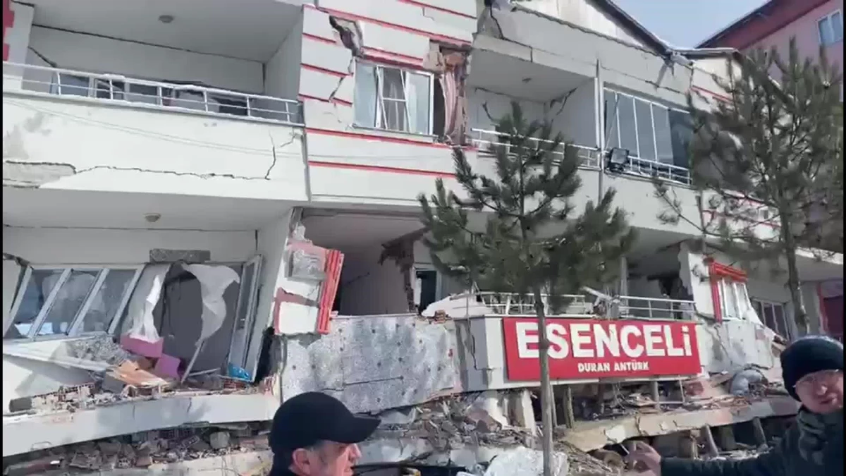 7.7 Büyüklüğündeki Deprem 10 İli Vurdu… Sertel ve Gaytancıoğlu, Kahramanmaraş Göksun\'da: "İnsanlar Zor Durumda. Yardımlar Çok Ağır Geliyor"