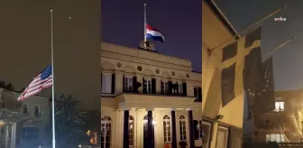 Türkiye'nin Prag Büyükelçiliğinde Türk bayrağı yarıya indirildi, karanfil bırakıldı