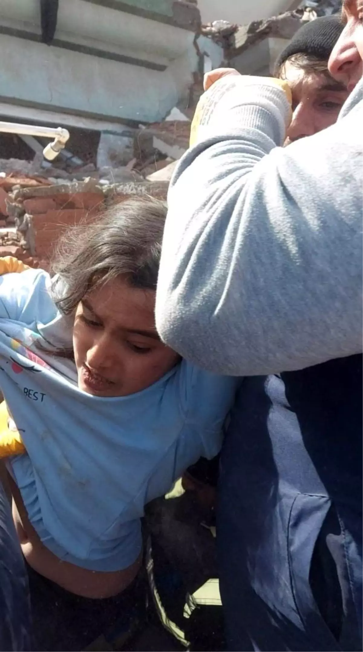 8 yaşındaki Zeynep 31 saat sonra kurtarıldı