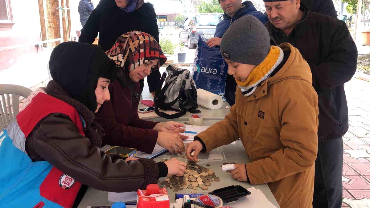9 yaşındaki Umut Efe, kumbarasındaki paraları depremzedelere gönderdi