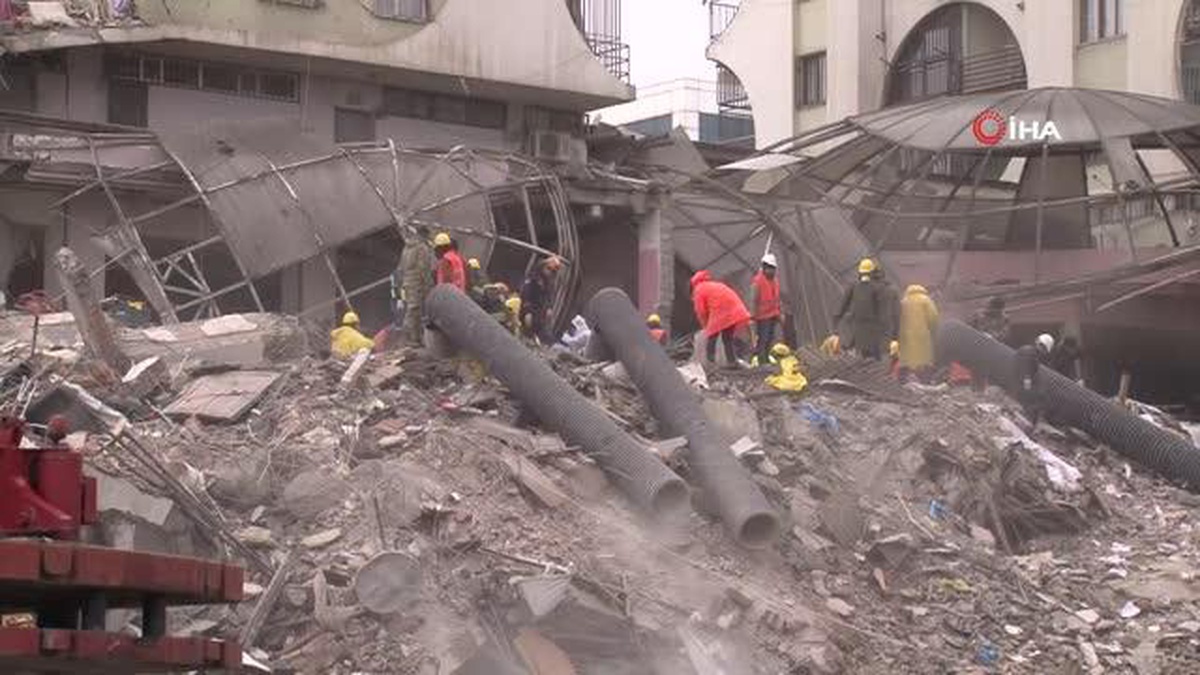 İş merkezinin enkazında arama-kurtarma çalışmaları devam ediyor