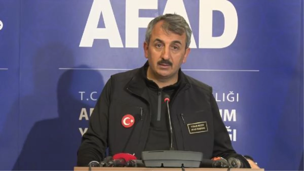 AFAD Başkanı Yunus Sezer: "Can kaybı sayısı an itibarıyla 2 bin 921\'ya yükseldi. Yaralı vatandaşımızın sayısı 15 bin 834"
