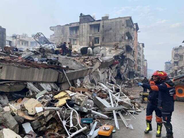 Ailesiyle enkaz altında kalan babadan acı çağrı: Beni çıkartırsanız çocuklarımın yerini gösterebilirim Ailesiyle enkaz altında kalan babadan acı çağrı: Beni çıkartırsanız çocuklarımın yerini gösterebilirim