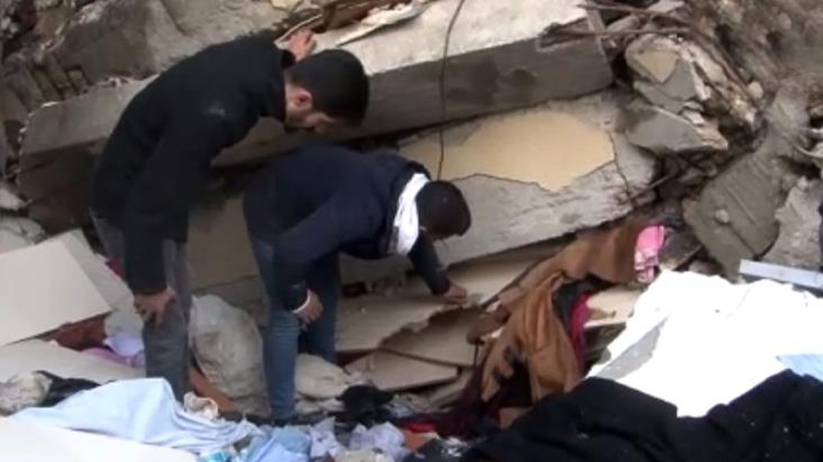 Ailesiyle enkaz altında kalan babadan acı çağrı: Beni çıkartırsanız çocuklarımın yerini gösterebilirim