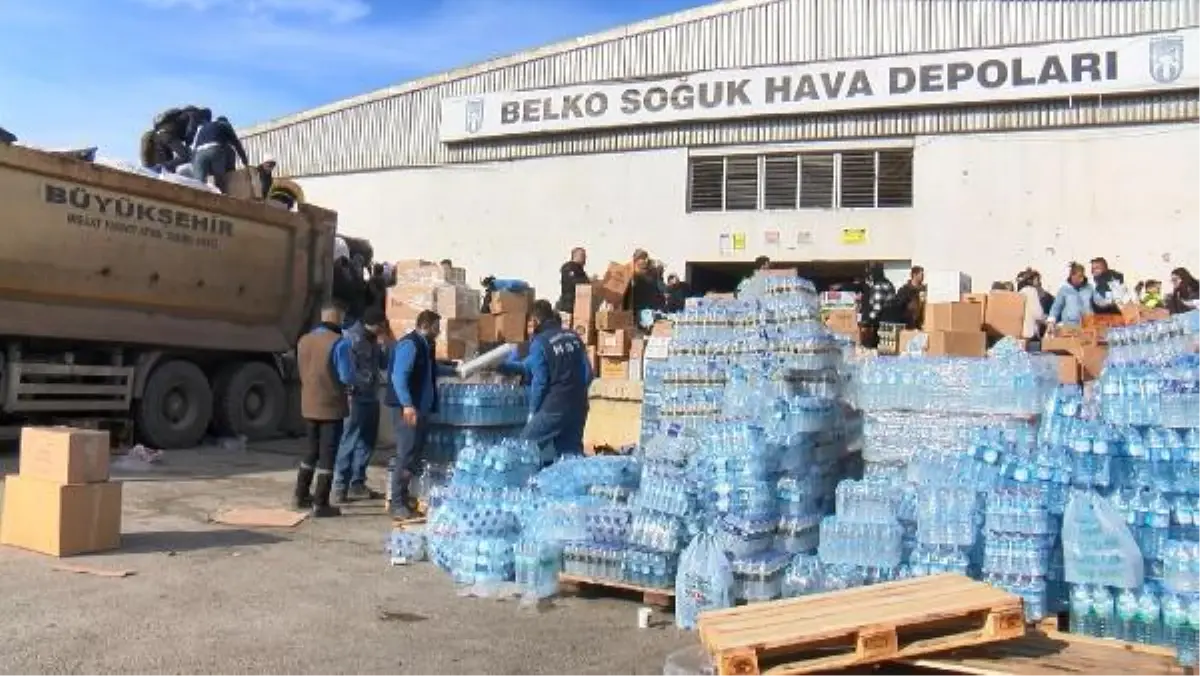 Ankara\'dan deprem bölgesine 55 TIR yardım malzemesi