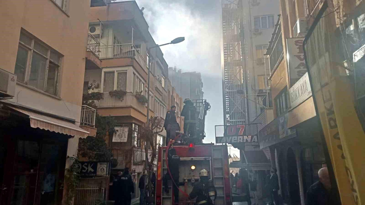 Antalya\'da sokağı dumana boğan yangın