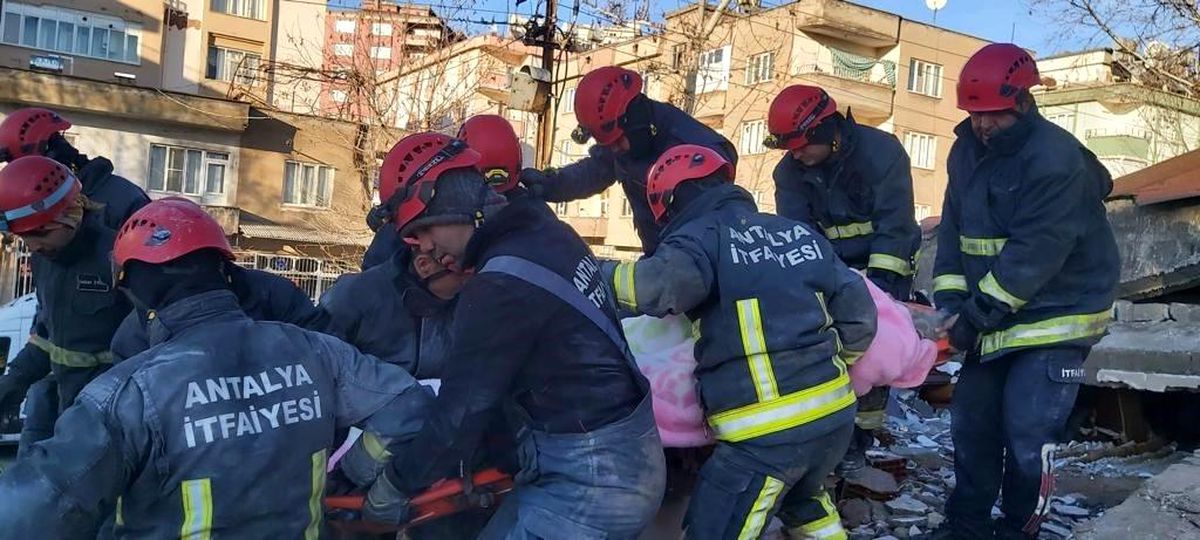 Antalya itfaiyesi Hatay\'da enkazdan bir bebeği kurtardı
