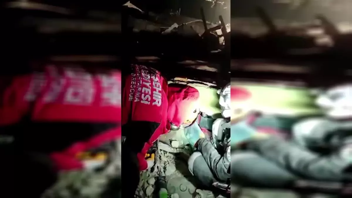 Saatler sonra enkazdan çıkarılan adamın 'Allah razı olsun' diyerek teşekkür etmesi duygulandırdı