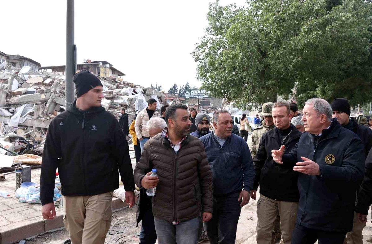 Bakanlar Akar, Koca ve Dönmez Hatay\'da arama kurtarma çalışmalarını havadan inceledi