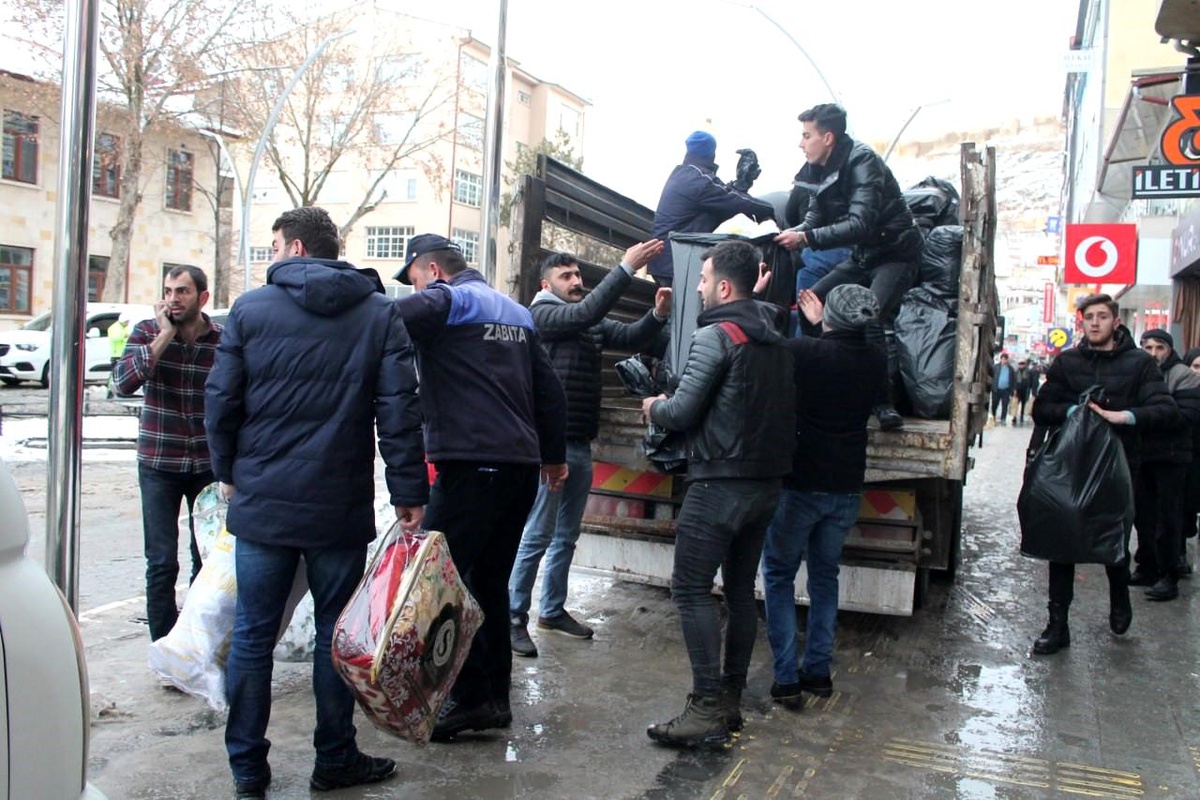 Bayburtlu vatandaşlar depremzedeler için seferber oldu, 10 tır yardım malzemesini kısa sürede toplandı