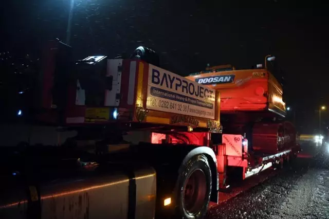 Deprem Bölgelerine Acil Yardım Malzemesi Desteği