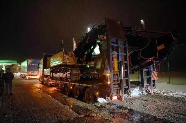 Deprem Bölgelerine Acil Yardım Malzemesi Desteği