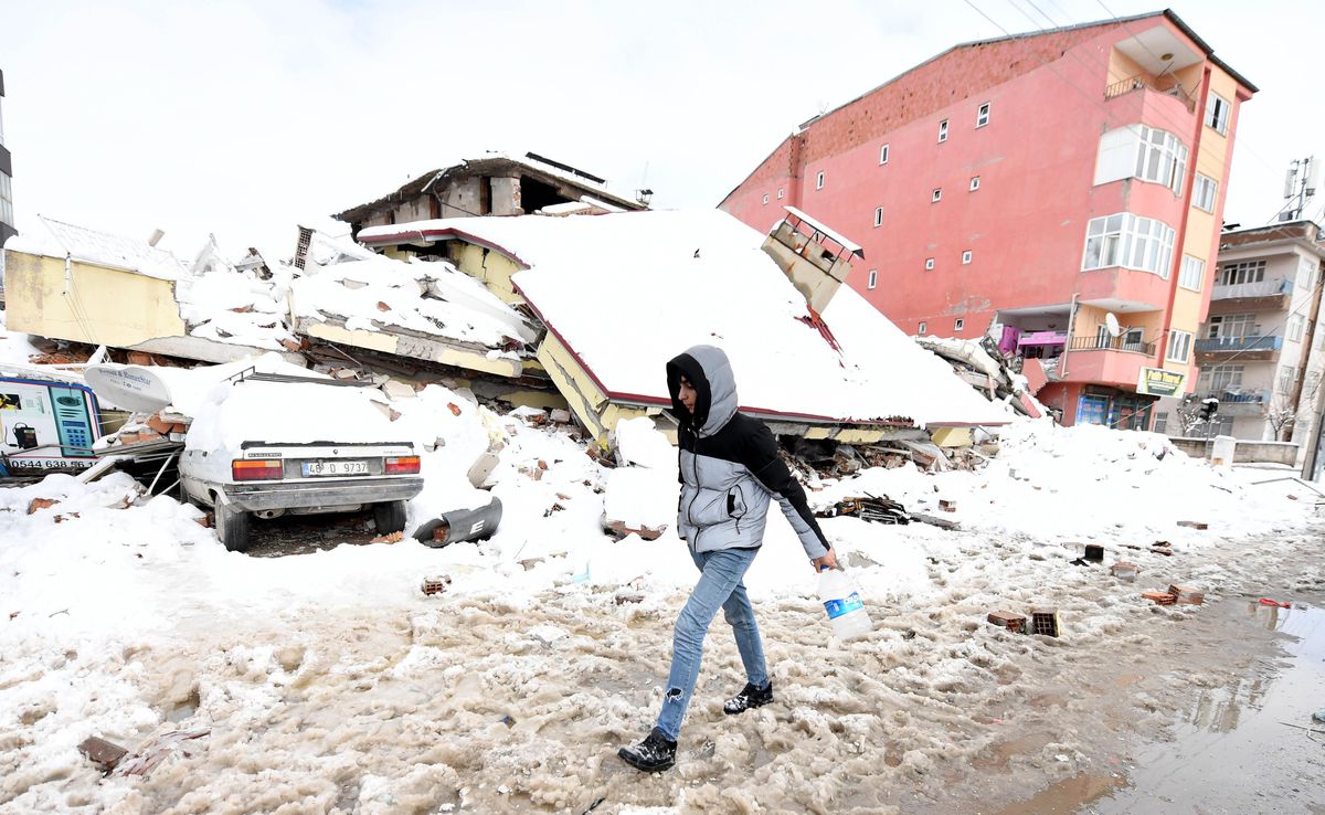 Deprem Bölgesinde Olağanüstü Hal İlan Edildi